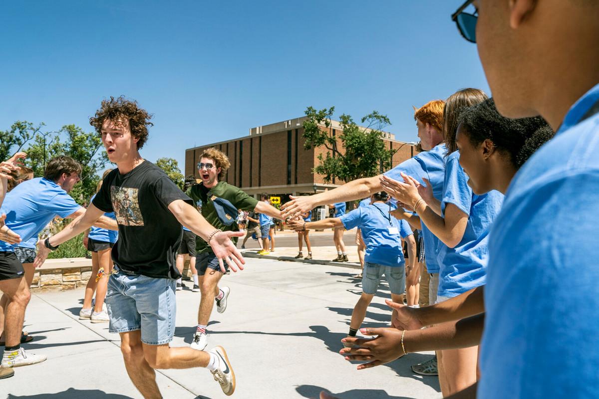 23年8月21日，罗布森体育馆外的学院欢迎仪式+欢迎前精神隧道. 照片由Lonnie Timmons III /赌博正规的十大网站拍摄.